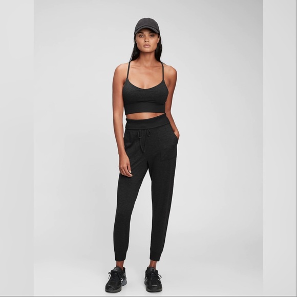 GapFit Brushed Tech Jersey Joggers Mid Rise - Picture 2 of 9
